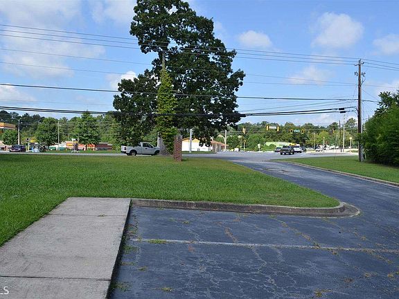 4th image of 490 Bradley Dr