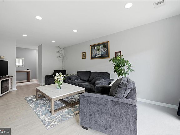 5th image of 9731 Kings Crown Ct APT 102