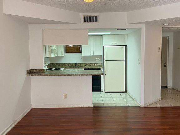 2nd image of 8290 Lake Dr #124-1