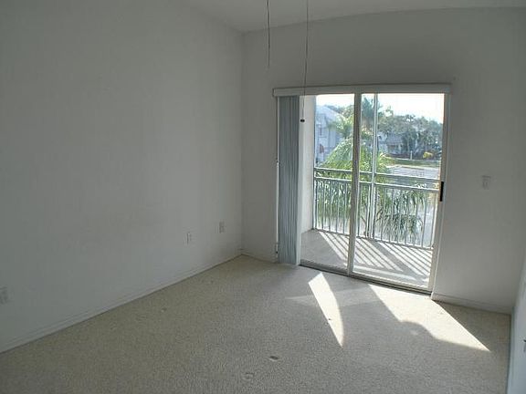 5th image of 423 Ocean Park Ln