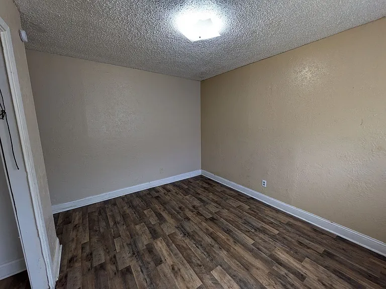893-905 Campus St — Photo 10