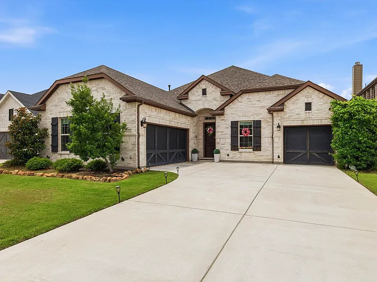 616 Lake Cove Dr — Photo 1