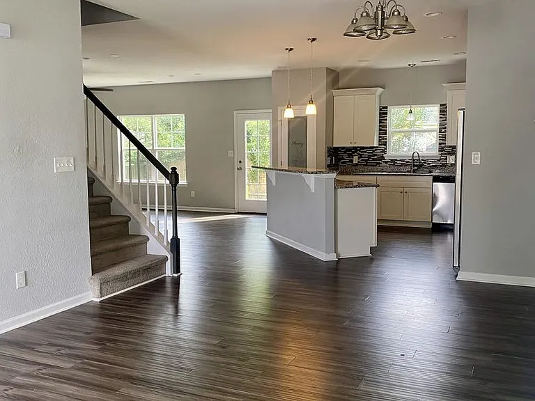 2203 Abbey Rd — Photo 2