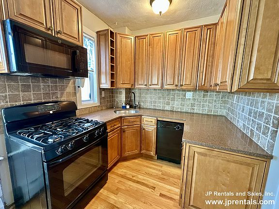 2nd image of 28 Goldsmith St #2