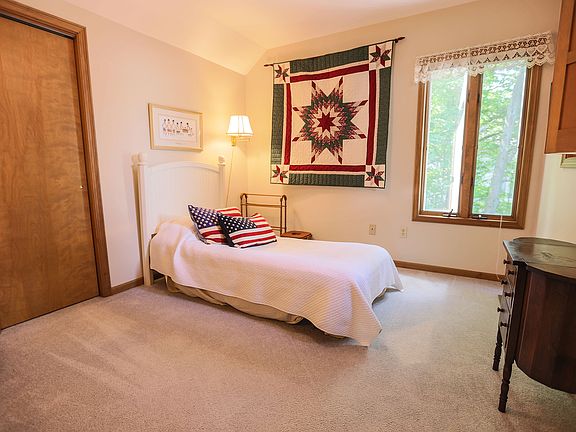 2nd image of 887 Kingsway Cir