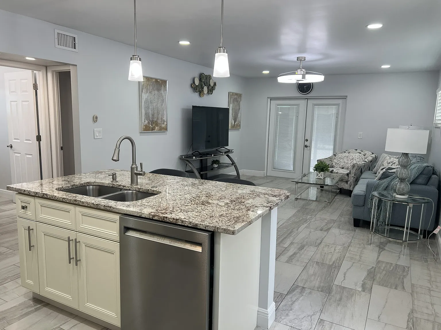 2 bed, 750 sqft, $1,900 — Photo 2