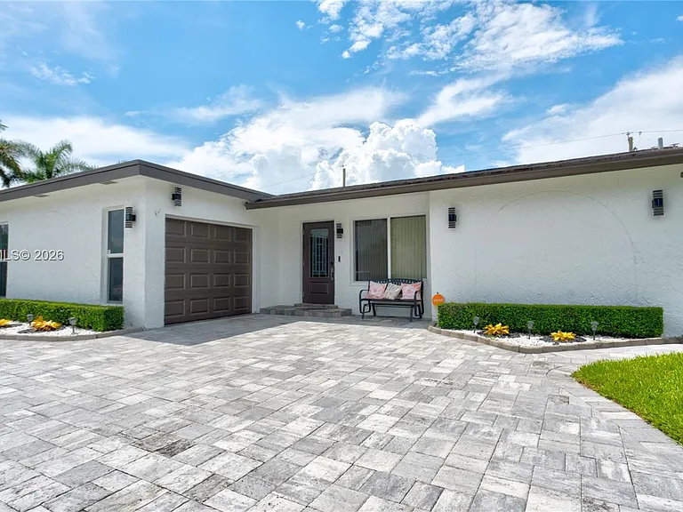 11370 NW 46th Pl — Photo 2