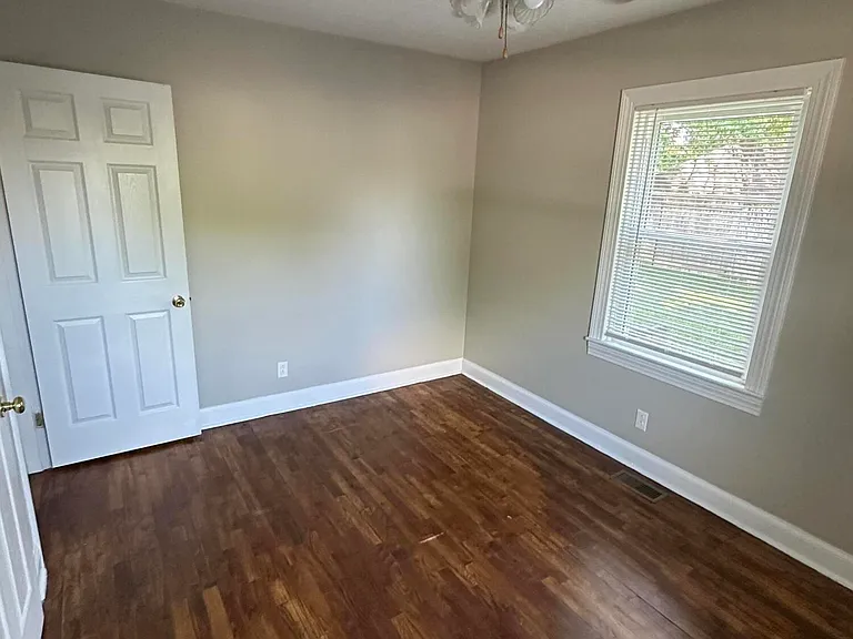 135 Willis Ave — Photo 24