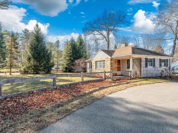 472 Circuit St, Hanover, MA 02339