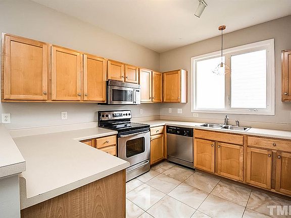 3rd image of 217 Stoney Dr