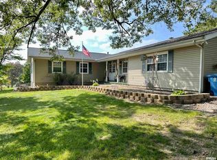 712 Valley View Dr, Silvis, IL 61282