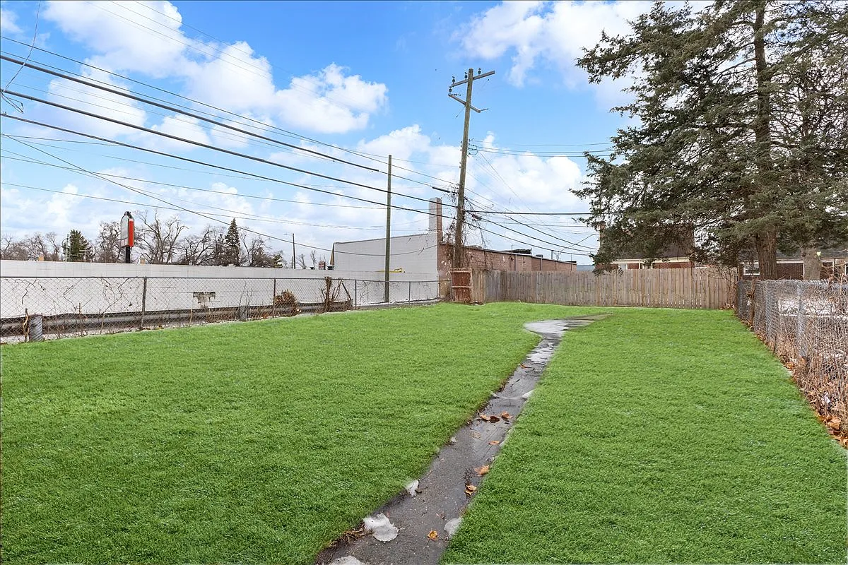 3 bed, 926 sqft, $1,350 — Photo 3