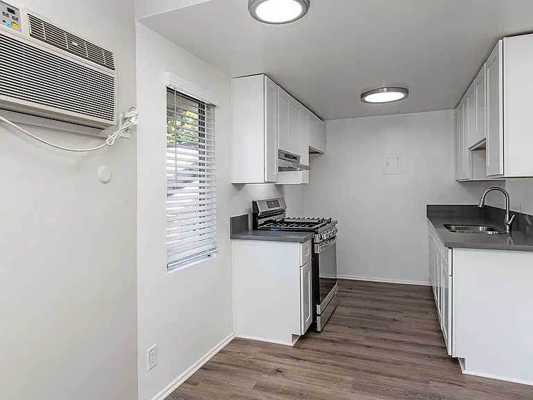 420 Burchett St — Photo 10