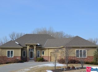 21422 Pine Cir, Elkhorn, NE 68022