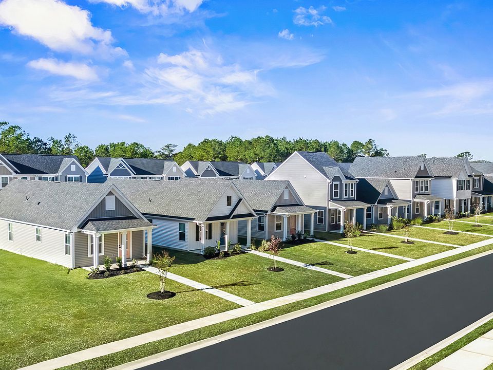BEST VALUE FOR MAIN LEVEL LIVING WITH LAWN CARE INCLUDED, MINUTES TO OAK ISLAND LELAND