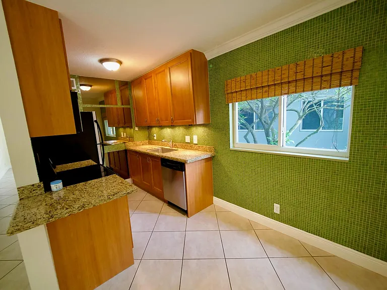1460 NE 18th St #104 — Photo 3