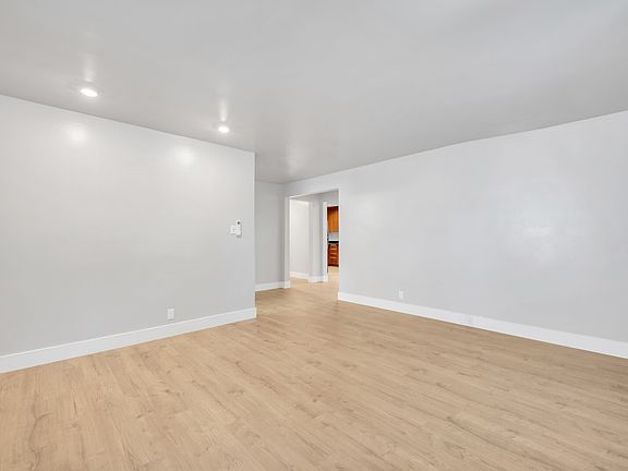 5th image of 3045 Franklin Blvd