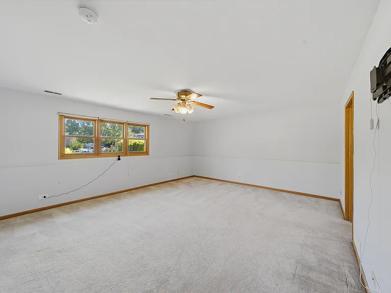 752 Rosanne St — Photo 25