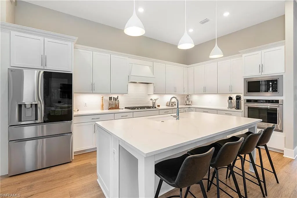 3 bed, 3.0 bath, 2366 sqft, $6,800 — Photo 4