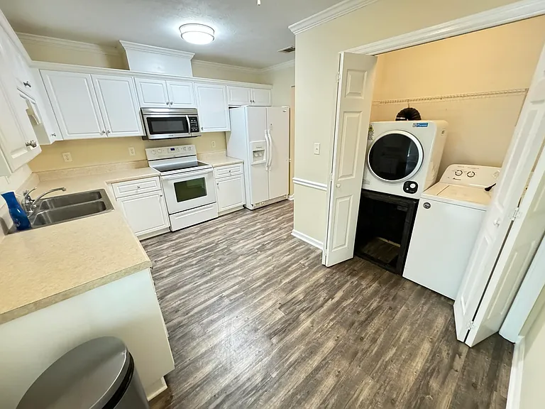646 Goodale Ln — Photo 3