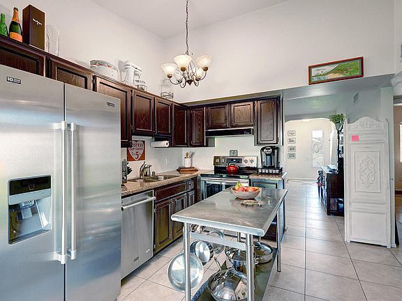 2nd image of 318 E Sequoia Dr
