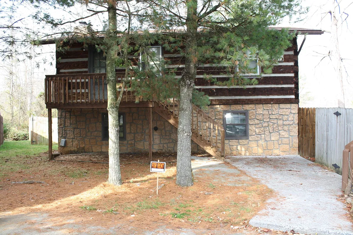Building Photo - 2822 Walnut St #13