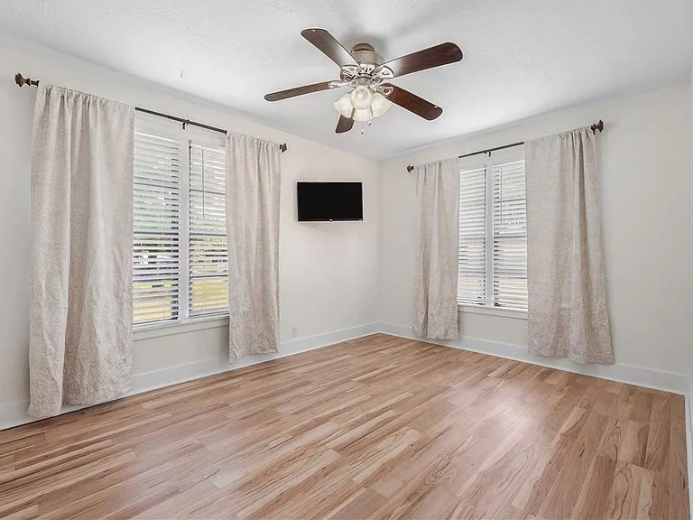 1510 Burt St — Photo 15