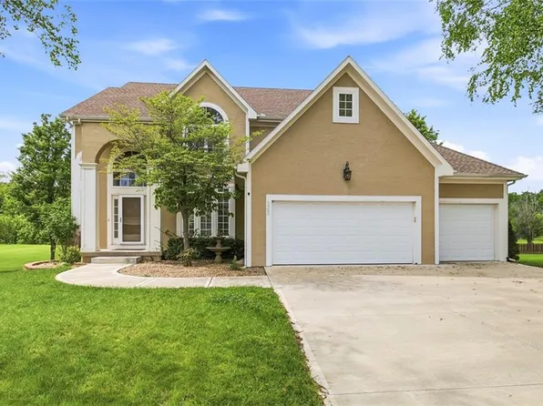 5920 NE Parks View Pl, Lees Summit, MO 64064