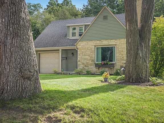 3rd image of 131 Oak Knolls Ave