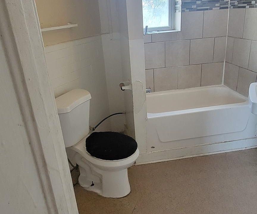 2nd image of 703 Howard Ave APT 4-2