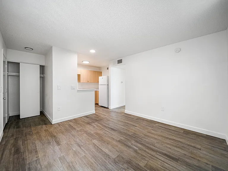 Sunflower Apartments — Photo 27
