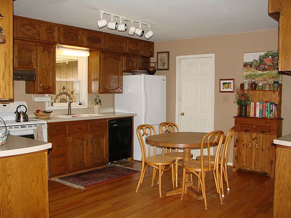 Kitchen & breakfast area