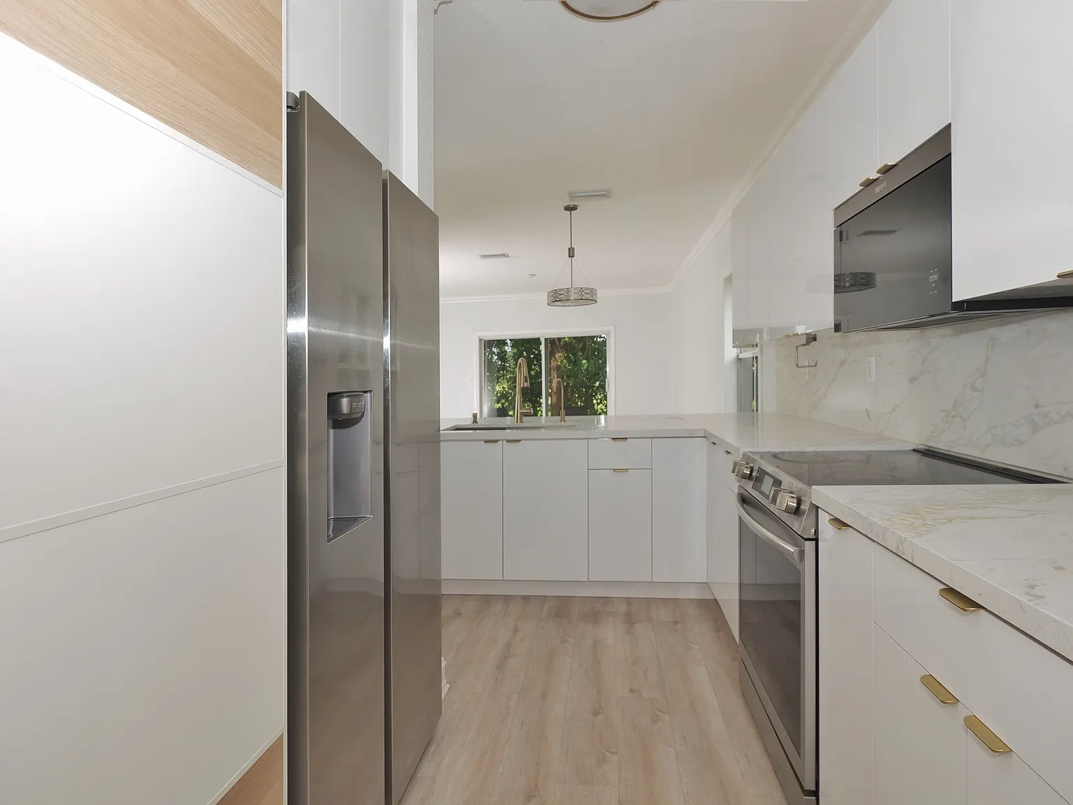 3 bed, 1251 sqft, $3,200 — Photo 2