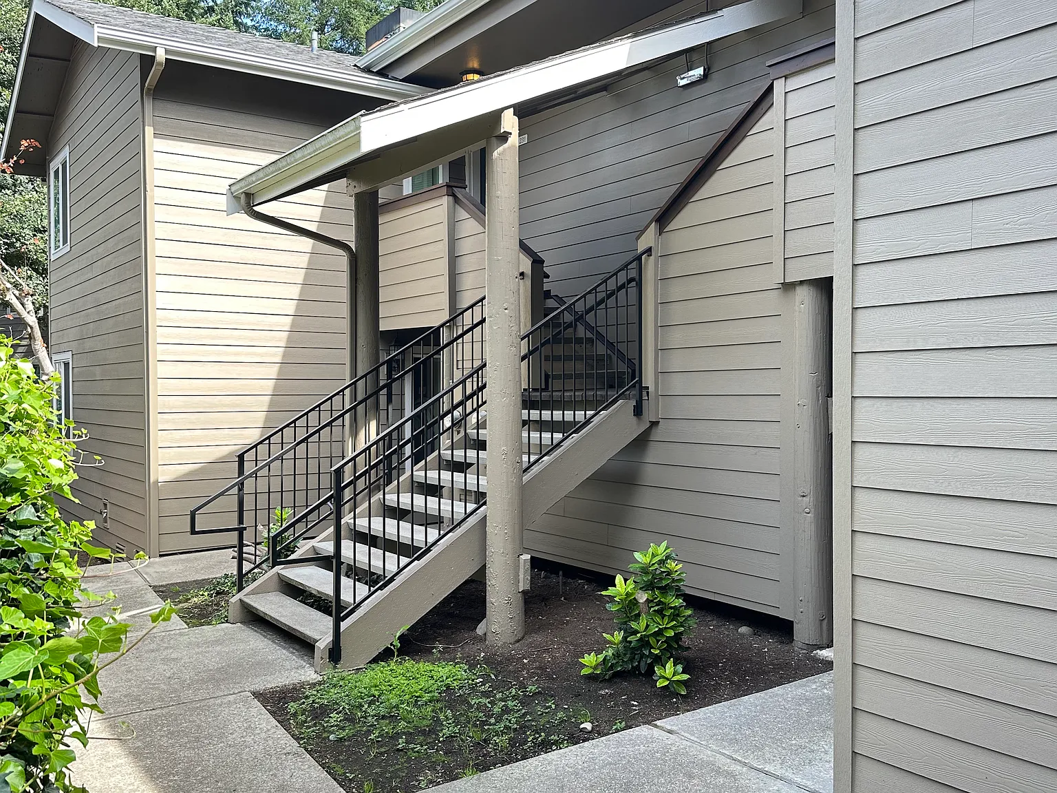 9009 Avondale Rd NE — Photo 3