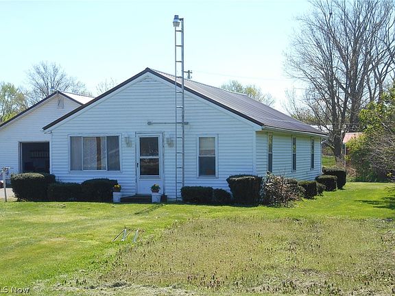 3rd image of 5845 Woodman Ave