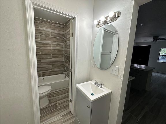 5th image of 4419 Roseland St #3