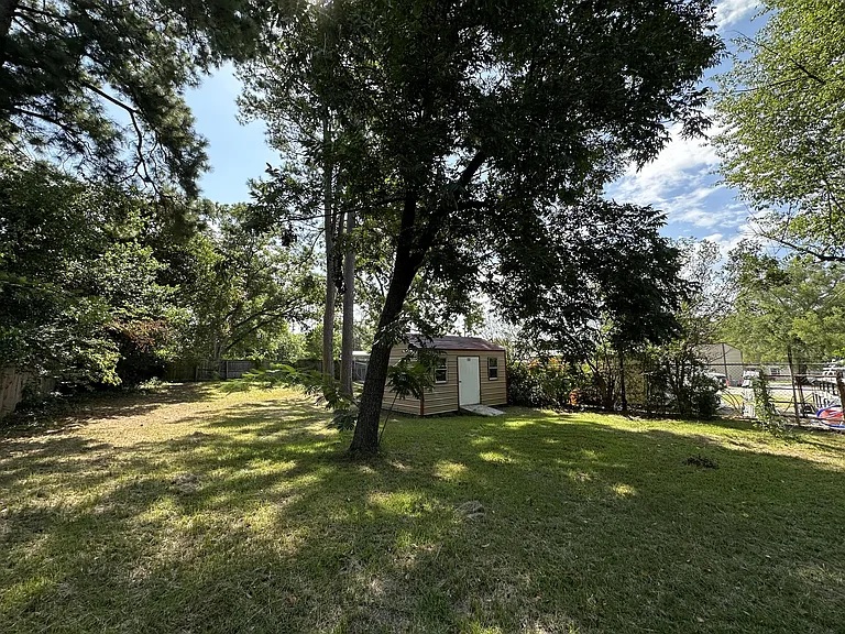 208 N Bowie St — Photo 17