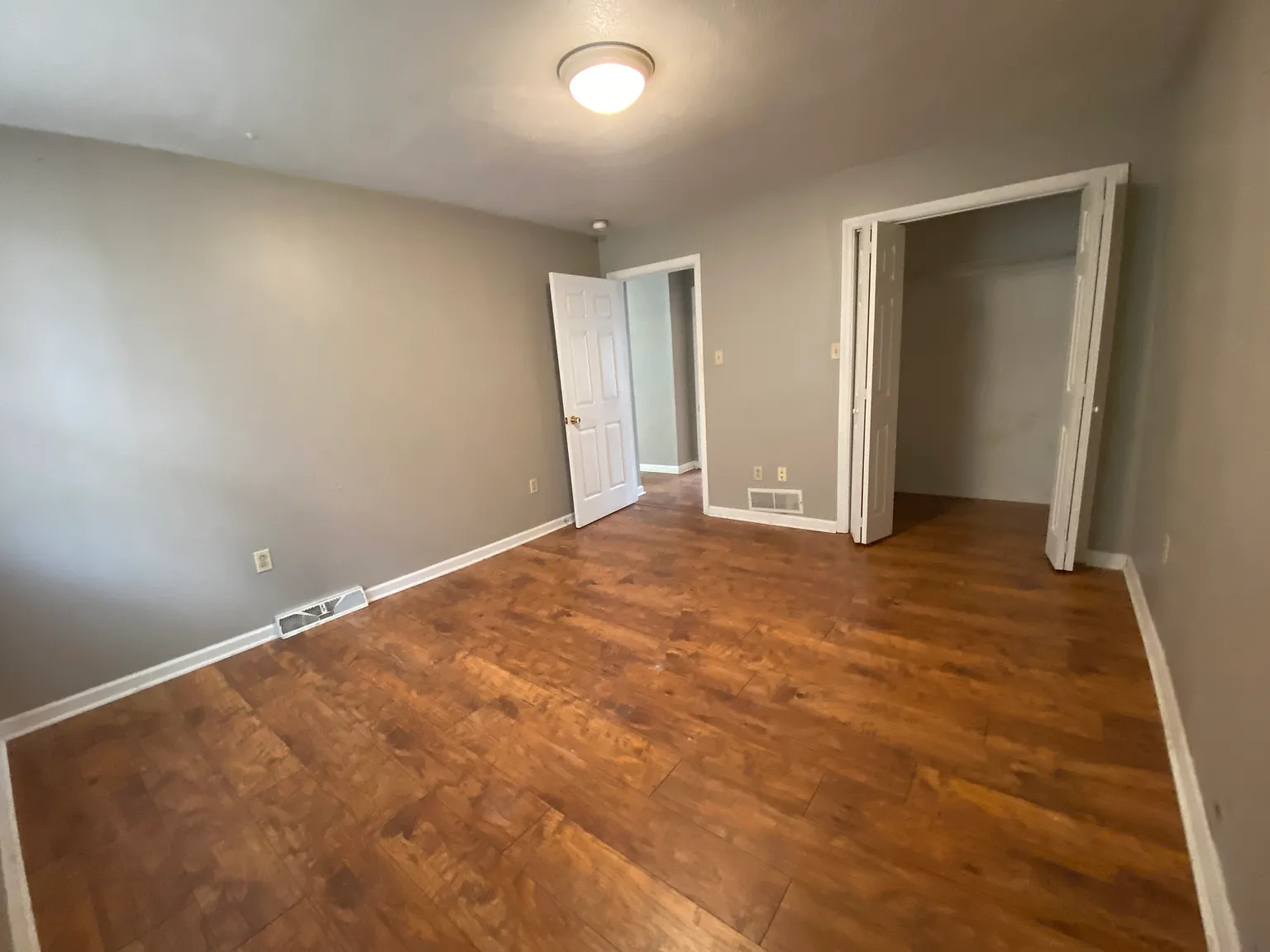 3 bed, 1000 sqft, $1,500 — Photo 2