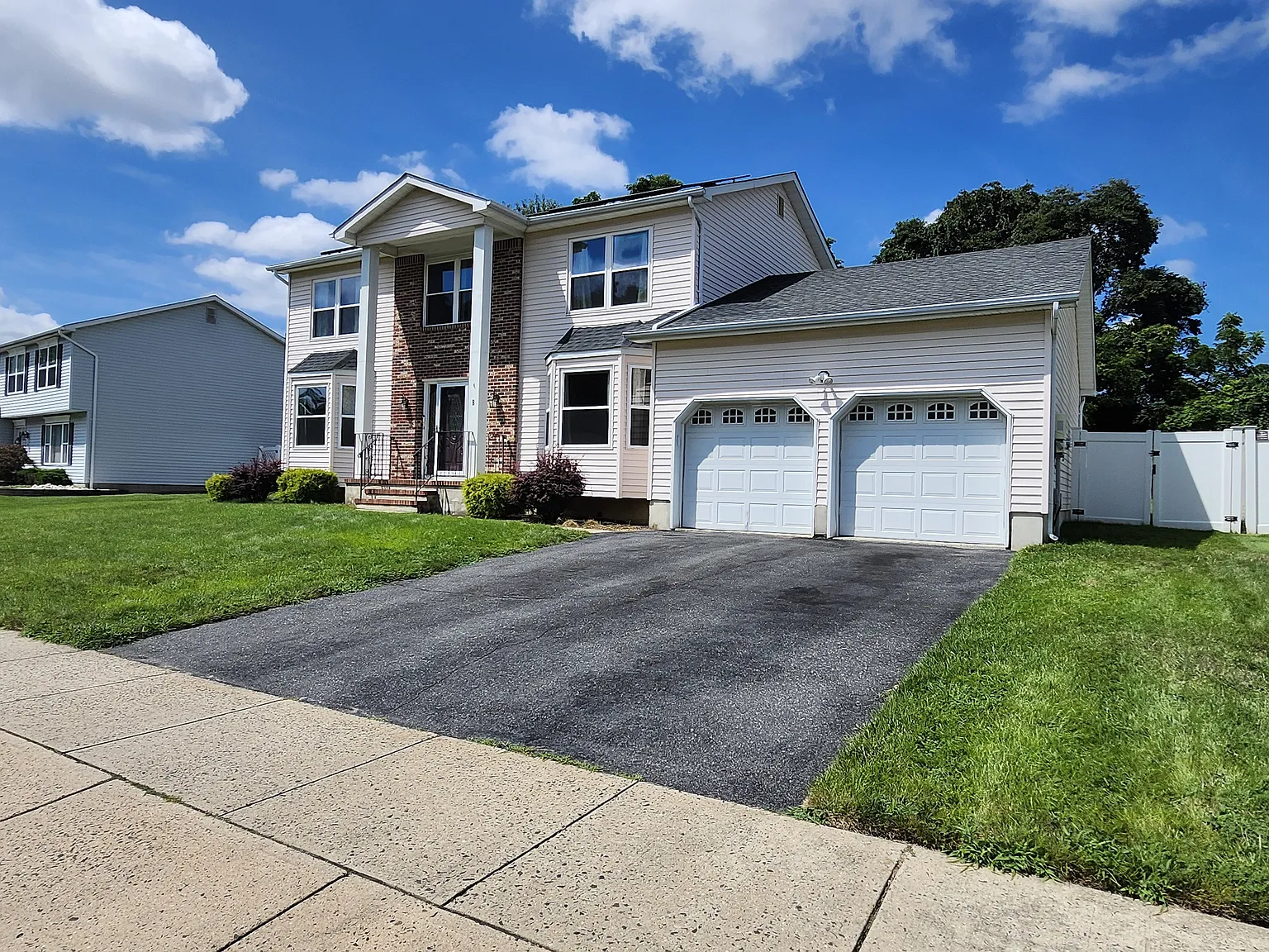 4 bed, 2320 sqft, $3,999 — Photo 2