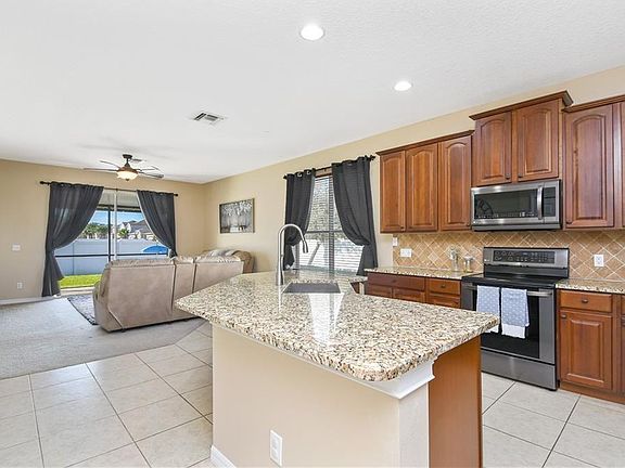 5th image of 915 Meadow Glade Dr