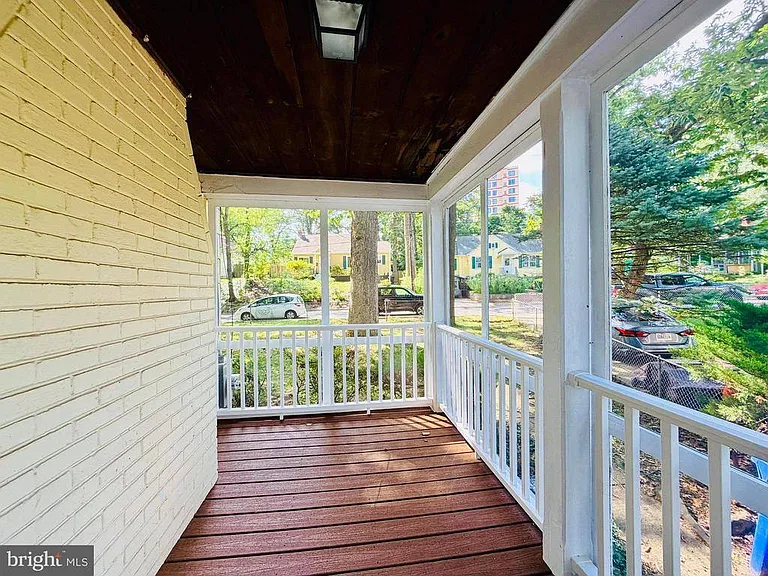 907 Heron Dr — Photo 16