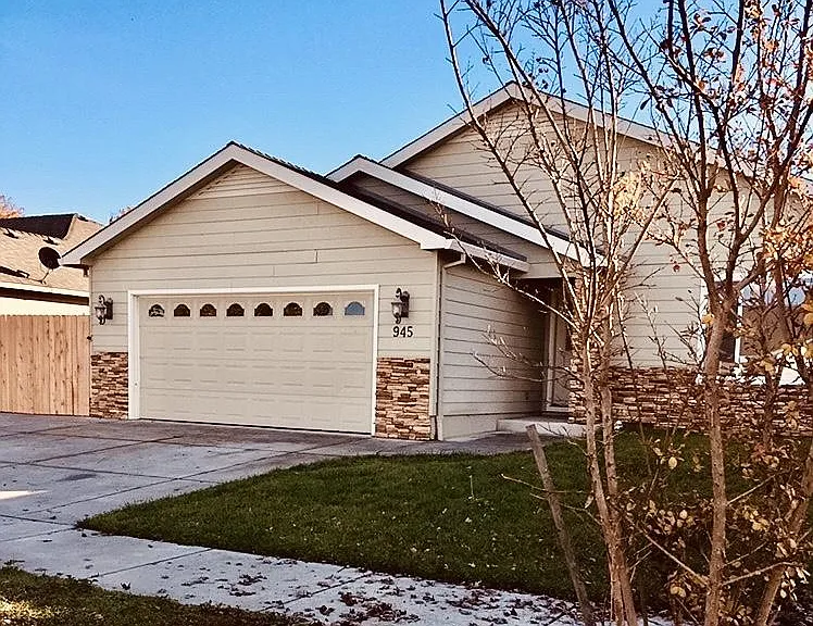 945 Willowdale Ave — Photo 1