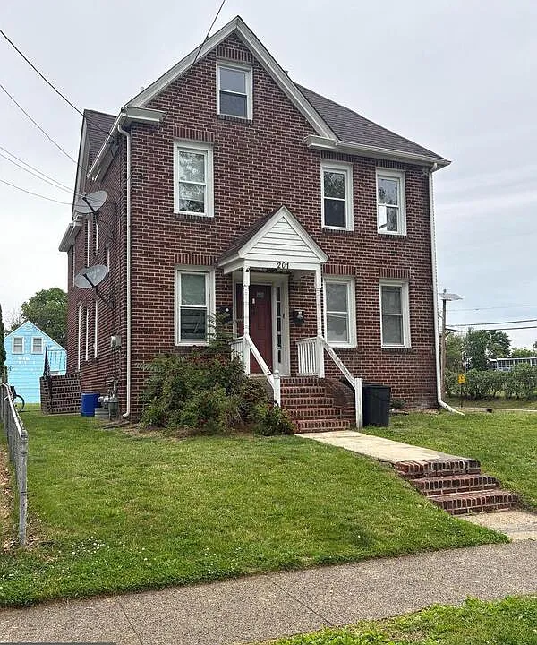 201 Lincoln Ave #2
