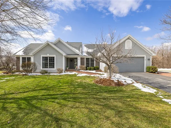 41 Broadmoor Trl, Fairport, NY 14450