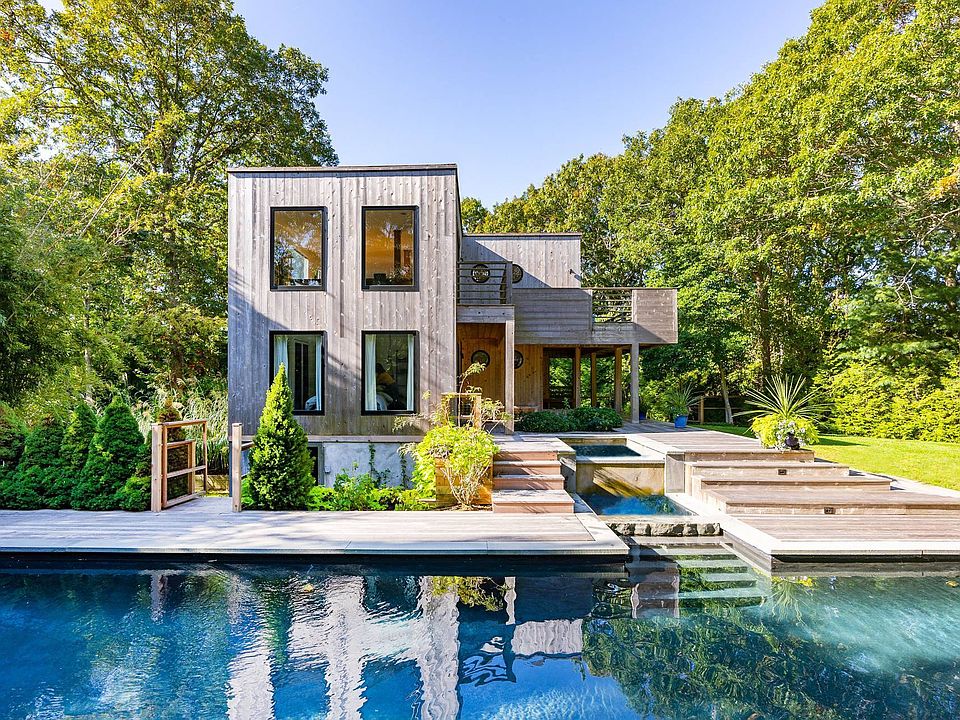 1st image of 11 Woodhollow Dr