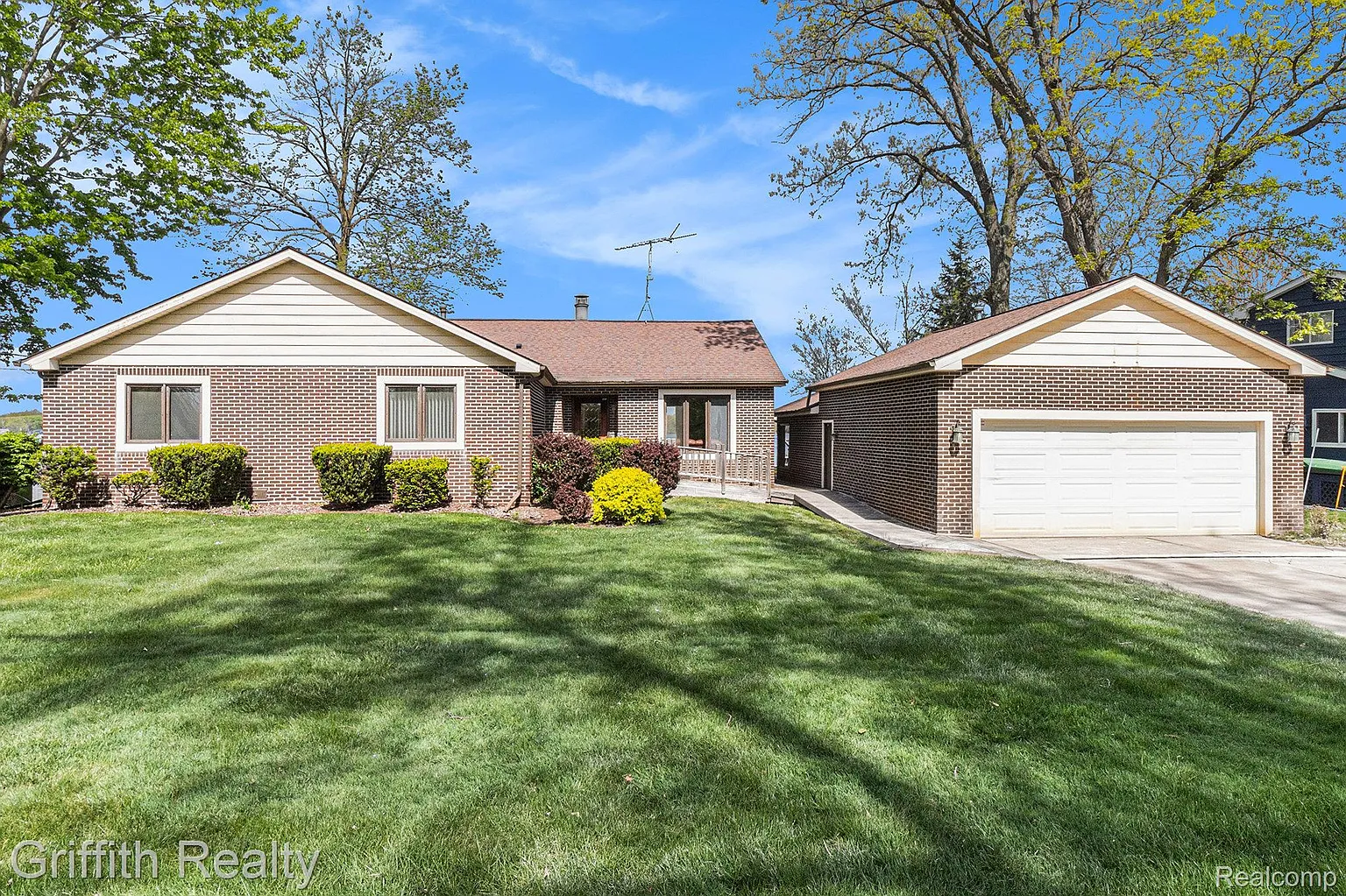 8570 Riverside Dr photo 1