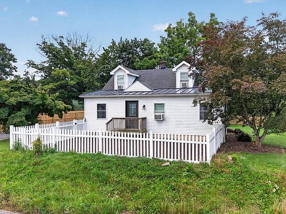 2nd image of 413 Pleasantview Rd