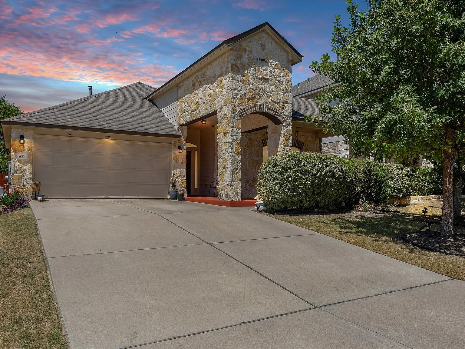 3 bed, 2.0 bath, 1920 sqft, $2,200 — Photo 1