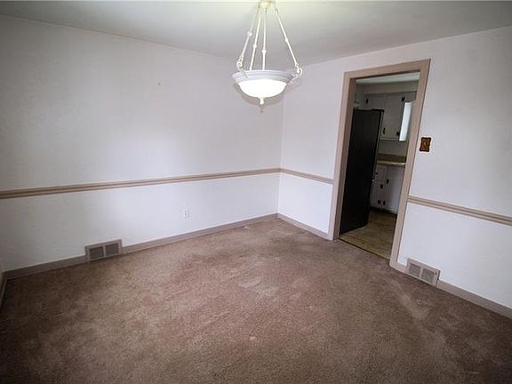 4th image of 121 Pickwick Dr
