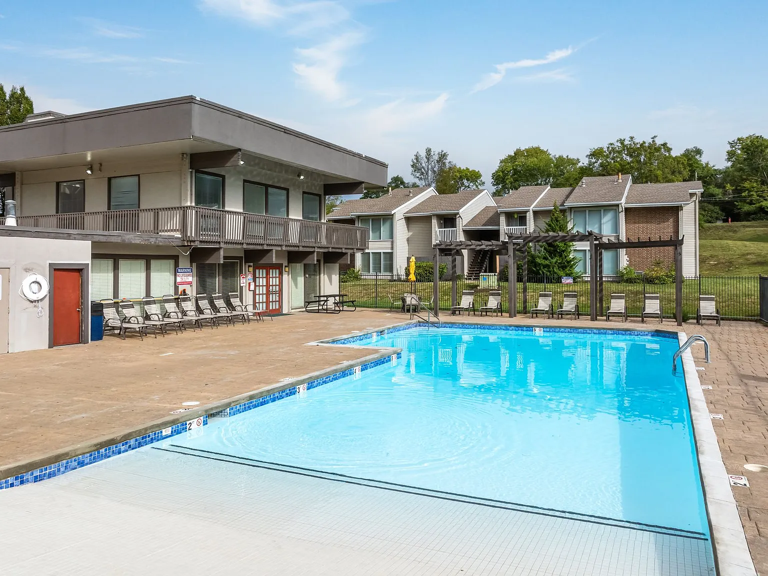 Emerald Hills Apartments — Photo 3